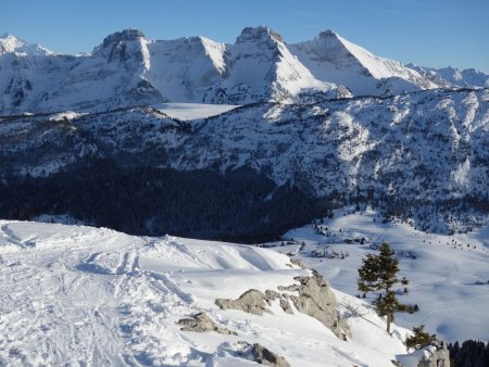 Face au plateau de Cenise et aux hauts sommets des Bornes : Pointes du Midi, de Balafrasse, Blanche, Jallouvre.