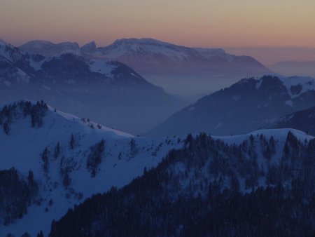 Au fond, la vallée de l’Arve et la pointe de Sous-Dine.