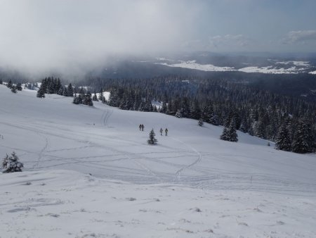 Cheminement en contrebas des crêtes pour éviter les nuages.