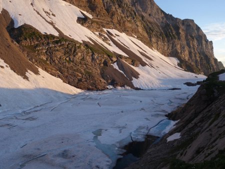 Encore beaucoup de glace sur le lac des Chambres.