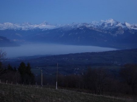 La nuit tombe sur la vallée de l’Arve..