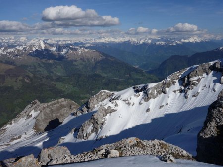 En face, le Beaufortain s’étale sous les petits cumulus...