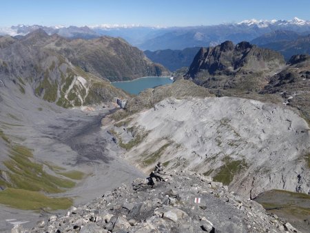 Vue sur les lacs d’Emosson et le nouveau barrage en construction, sur fond d’Alpes suisses...