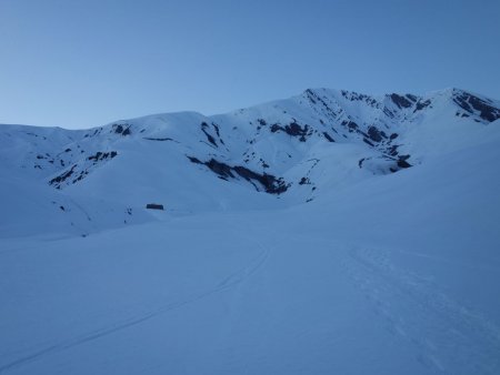 Du fond du vallon, regard arrière vers le sommet.