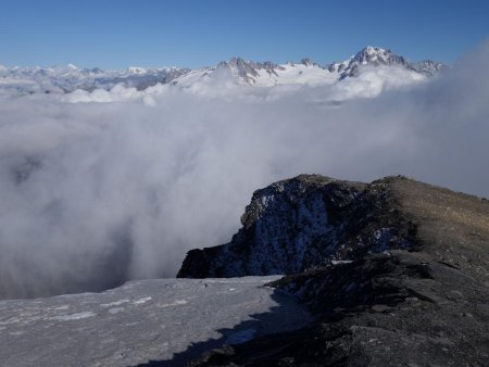 Les nuages envahissent maintenant l’est et lèchent le sommet...