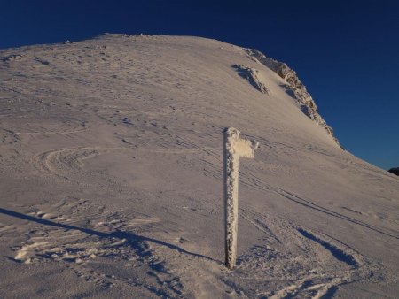 Regard arrière vers le sommet.