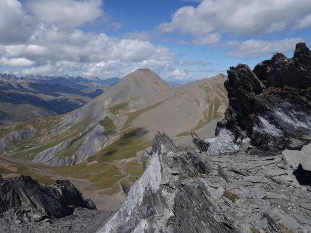 Vue sur la Cime des Torches dominant le vallon de Tirequeue.