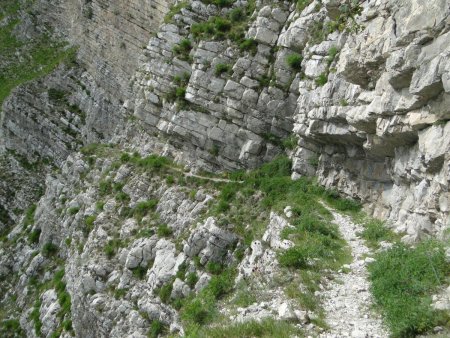 Sentier en balcon dans le col de Rabou