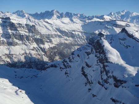 Le vallon de la Vogealle et du Fer à Cheval, dominé par les falaises du Tenneverge et, au fond, les aiguilles de Chamonix et le Mont Blanc.
