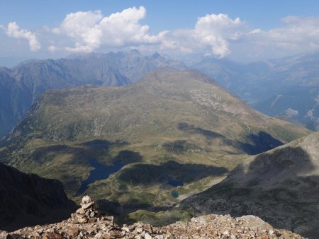 Vue sur le plateau des lacs, le Grand Galbert et Belledonne.