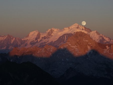 La pleine lune s’ajoute au spectacle....