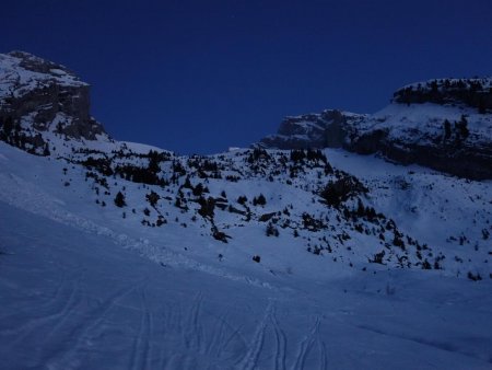 La nuit tombe sur la combe de Bella Cha...