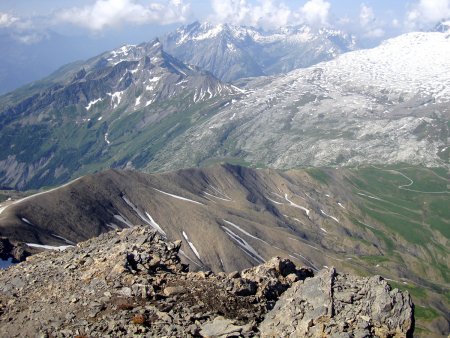 Du sommet, vue sur le col du Sanetsch, le lapiaz de Tsanfleuron et l’arête de l’Arpille.