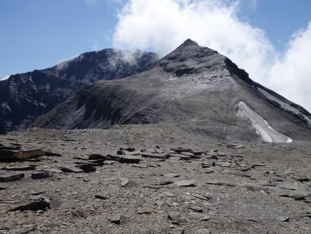 Les étendues minérales du col du Genévrier, face à la pointe à contourner par la gauche.