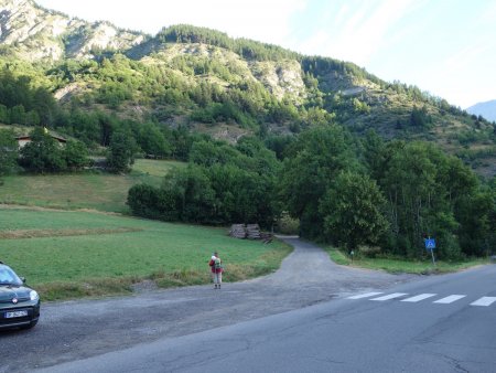 Parking et petite route vers le parcours sportif