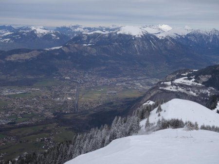 Vue sur Bonneville, devant le Môle et le Chablais.