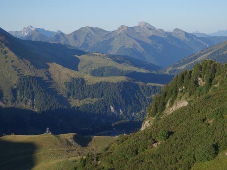 Le Chablais : Le massif de Tavaneuse, et plus loin le Mont de Grange et les Cornettes de Bise.