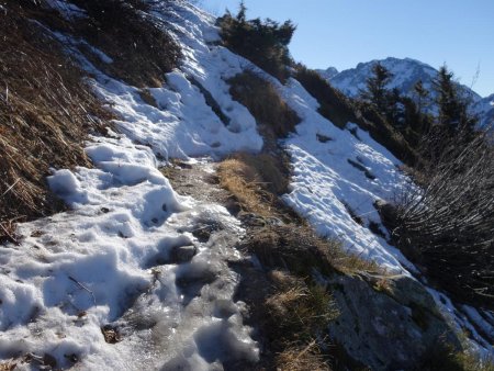 Sur le sentier, un peu de glace pouvant être traître.