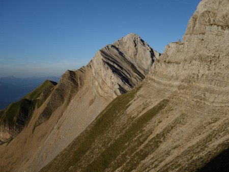 On rejoint le sentier de la vire de la Cravate.