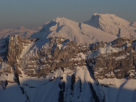 Derrière les crêtes du Mont Lachat, le Merdassier et l’Etale...