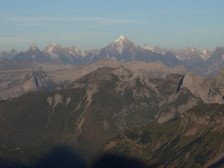 Derrière la Pointe d’Areu et les crêtes de Varan, les aiguilles du Chardonnet et d’Argentières, l’Aiguille Verte...