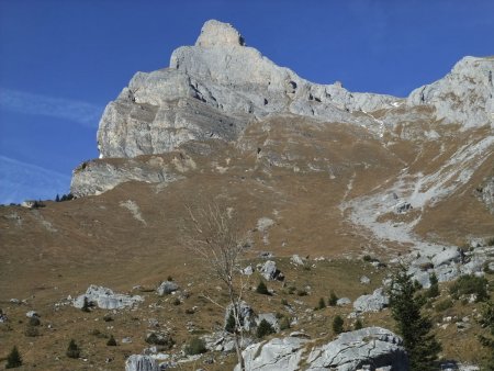 Le col de Barmerousse et l’aiguille de Varan vu des chalets de Varan.