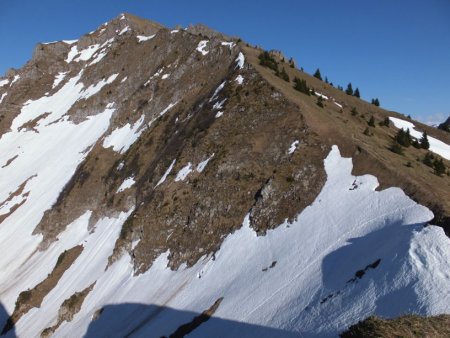 Depuis le passage de Savolaire, l’arête ouest se dévoile jusqu’au sommet.