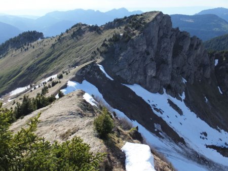 En montant l’arête, regard arrière sur le passage et la pointe de Savolaire.