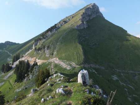 Sur la crête des Rochers de la Bade, regard arrière sur le col de la Cochette et le Mont Colombier.