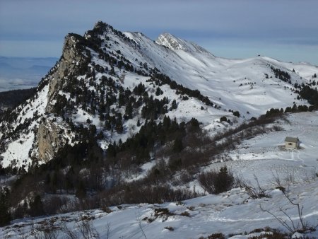 Le chalet des Bannettes face au Rocher de Lorzier.