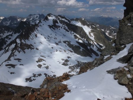 Depuis l’arête du Puy Gris, regard vers le Charmet de l’Aiguille.