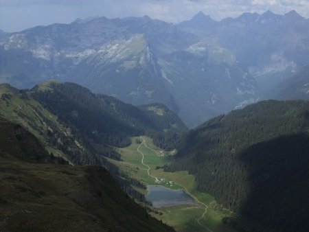 Le vallon de Gers, et au fond les sommets du Haut-Giffre.