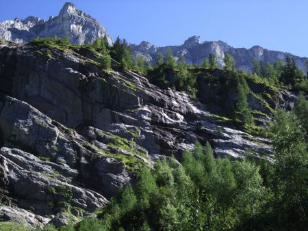 Les falaises dominant le vallon de Sales.