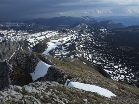 Regard vers le pas de Chattons et les hauts-plateaux.