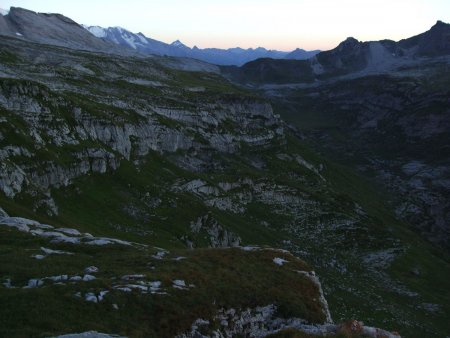 Le soir tombe sur le plateau des Salamanes.