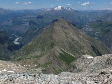 L’aiguille de Venosc, et derrière les Grandes Rousses.