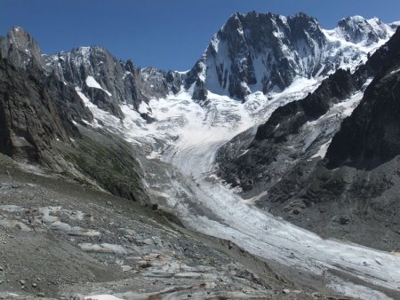 Le glacier de Leschaux, sous la muraille des Grandes Jorasses.