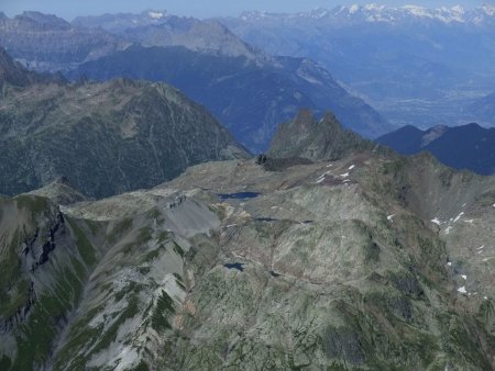 Les lacs de la Terrasse, les Perrons, Bel Oiseau, le Grand Chavalard, la vallée du Rhône et au loin l’Oberland bernois...