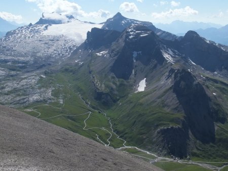 Vers l’ouest, vue sur le col du Sanetsch, le lapiaz et le glacier de Tsanfleuron, le Sanetschhorn, l’Oldenhorn et au fond les Diablerets.