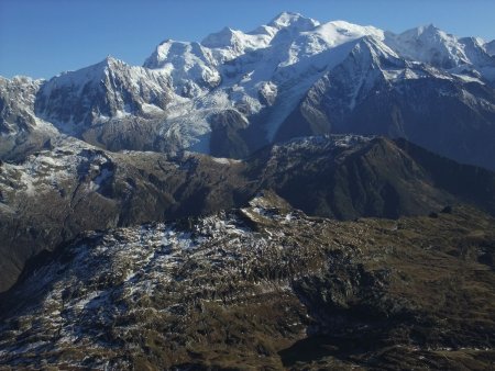 Vue vers la pointe de Pormenaz, Carlaveyron, le mont Blanc.