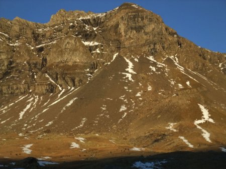 Regard sur la tête à l’Âne. En bas, les chamois profitent du couchant.