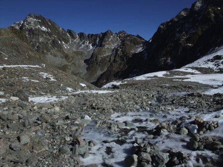 En montant, regard arrière vers le Bec d’Arguille et le col de la Croix.