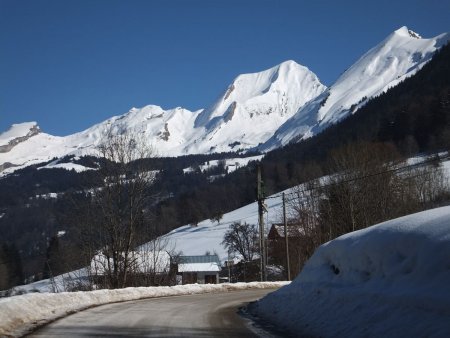 Depuis la route du col de l’Epine, le Mont Charvin et le Dôme de Pouilly à sa gauche.