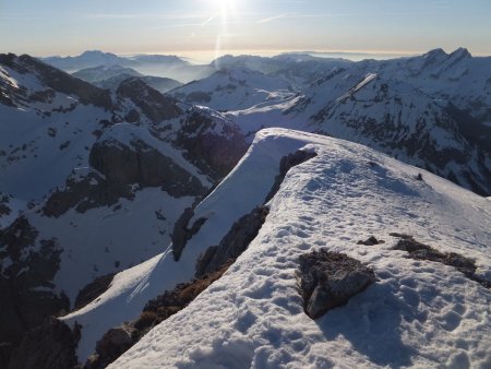 Vers le sud-ouest. Au loin, la vallée de Thônes.