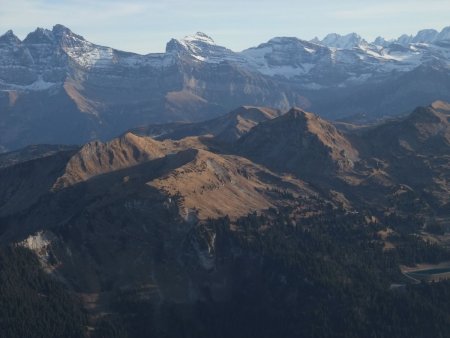 Vue sur les Portes du Soleil, la Tour Sallière et les Ruans.