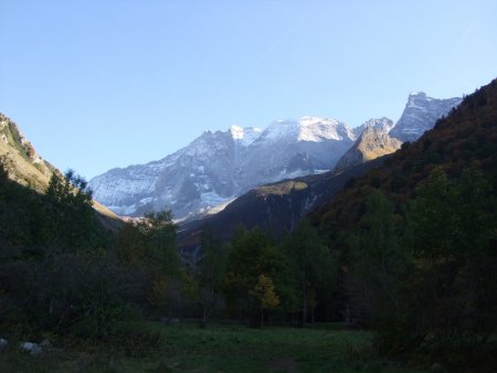 Du Laisonnay d’en Bas, vue sur la Pointe de la Grande Glière (à droite), l’Epéna (au centre) et une partie de la face nord de la Grande Casse au fond à gauche