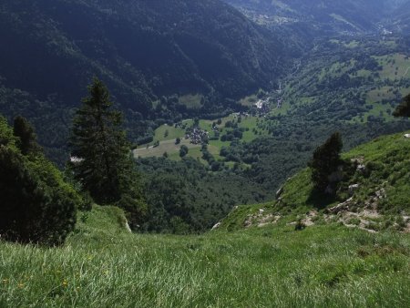 Depuis le début du sangle, regard plongeant sur la vallée de Saint-Même.