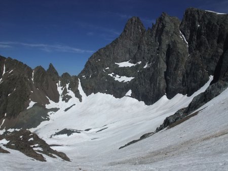 En montant au col de Freydane, regard arrière sur le glacier et les trois Pics de Belledonne.