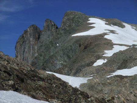 Dans la descente de la Croix, regard arrière sur les trois Pics.