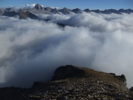 Derrière, un panorama cotonneux et dégagé.